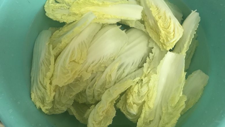 虾油炒白菜(附虾油的做法),<a style='color:red;display:inline-block;' href='/shicai/ 114'>白菜</a>洗净。