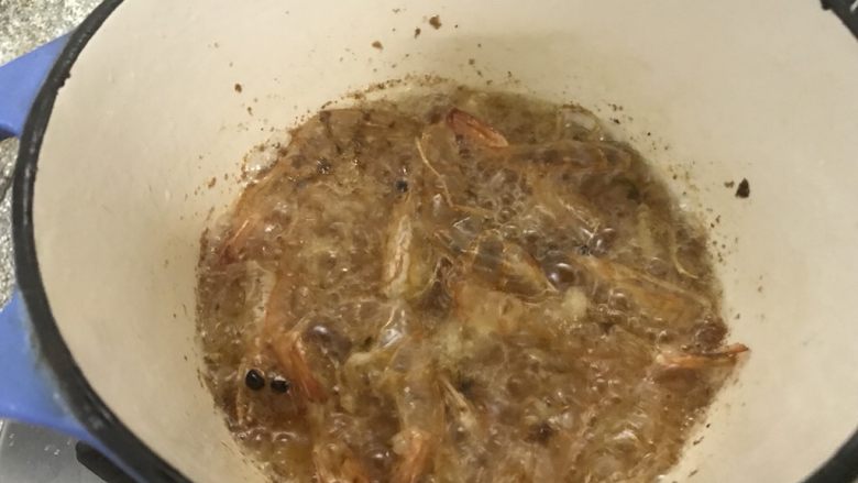 虾油炒白菜(附虾油的做法),熬出香味后,虾头熬得脆就可以关火了。