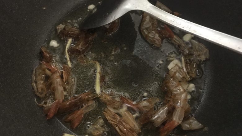 虾油炒白菜(附虾油的做法),把虾头虾壳也放入翻炒。