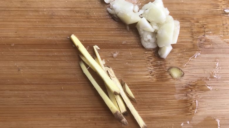 虾油炒白菜(附虾油的做法),蒜蓉,姜丝。
