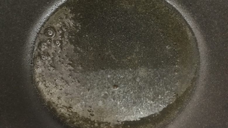 虾油炒白菜(附虾油的做法),大火,炒锅倒入适量虾油。