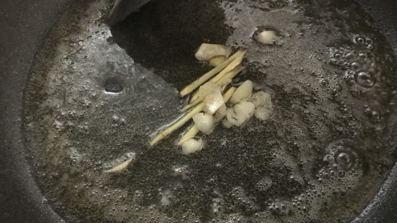 虾油炒白菜(附虾油的做法),放入姜蒜爆香