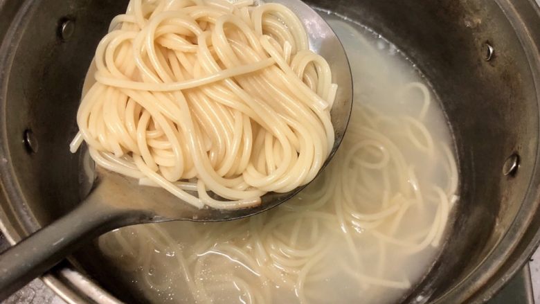 虾仁时蔬意面,煮15分钟左右,捞起,沥干水。