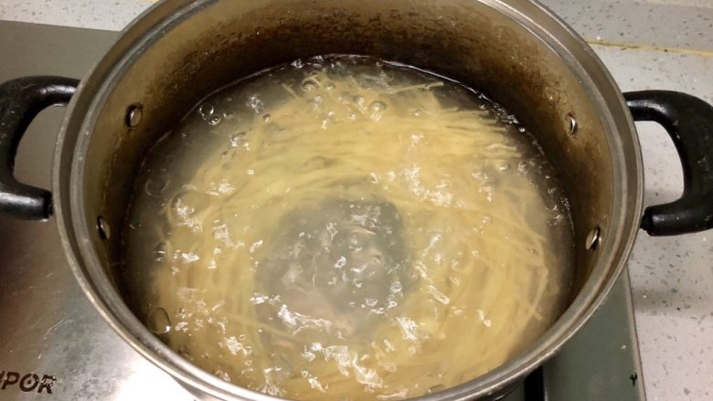 虾仁时蔬意面,炒虾仁的同时可以煮面,在锅里放适量水烧开,加入一小勺橄榄油和一小勺盐,然后把<a style='color:red;display:inline-block;' href='/shicai/ 533'>意大利面</a>下入沸水中。