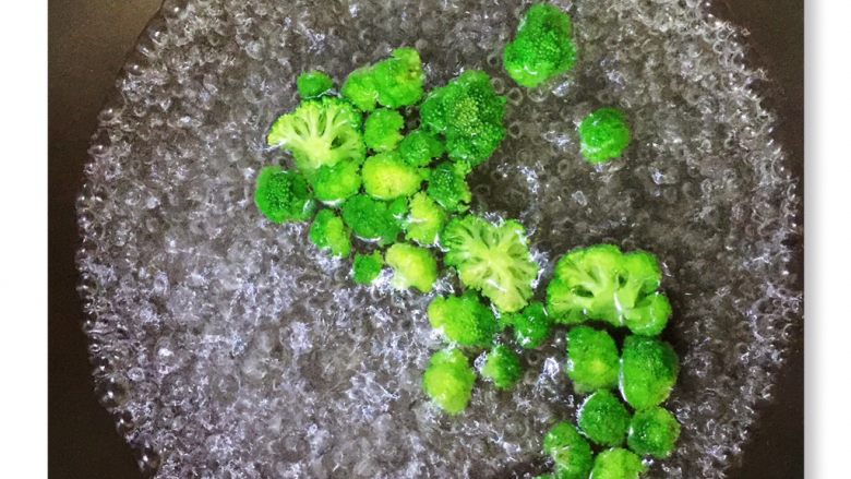 西蓝花米糊,锅中加入适量清水,煮沸,放入西兰花煮熟,婴儿米粉中加温开水,调成米糊