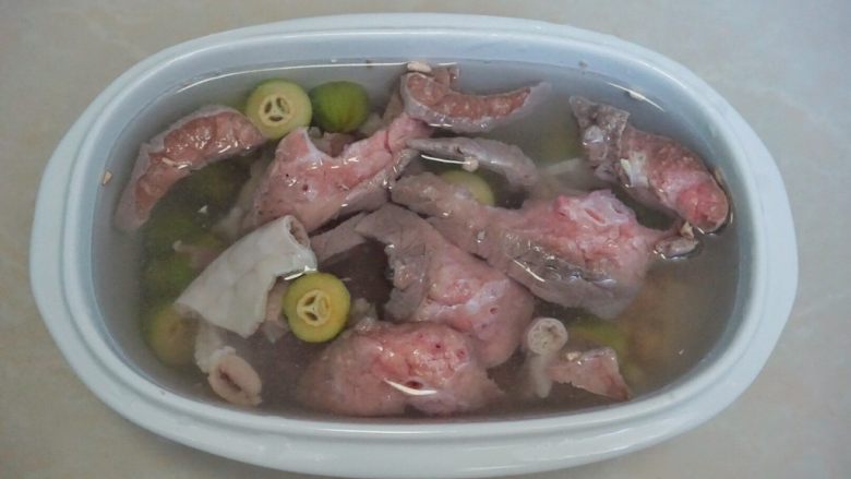 炖粉肠猪肺橄榄汤,再将所有材料放入炖盅里，加满水