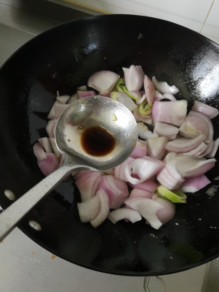 洋葱炒蛋,放少许醋
翻炒片刻
