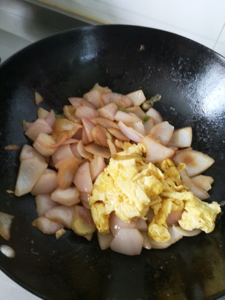 洋葱炒蛋,下炒好的鸡蛋