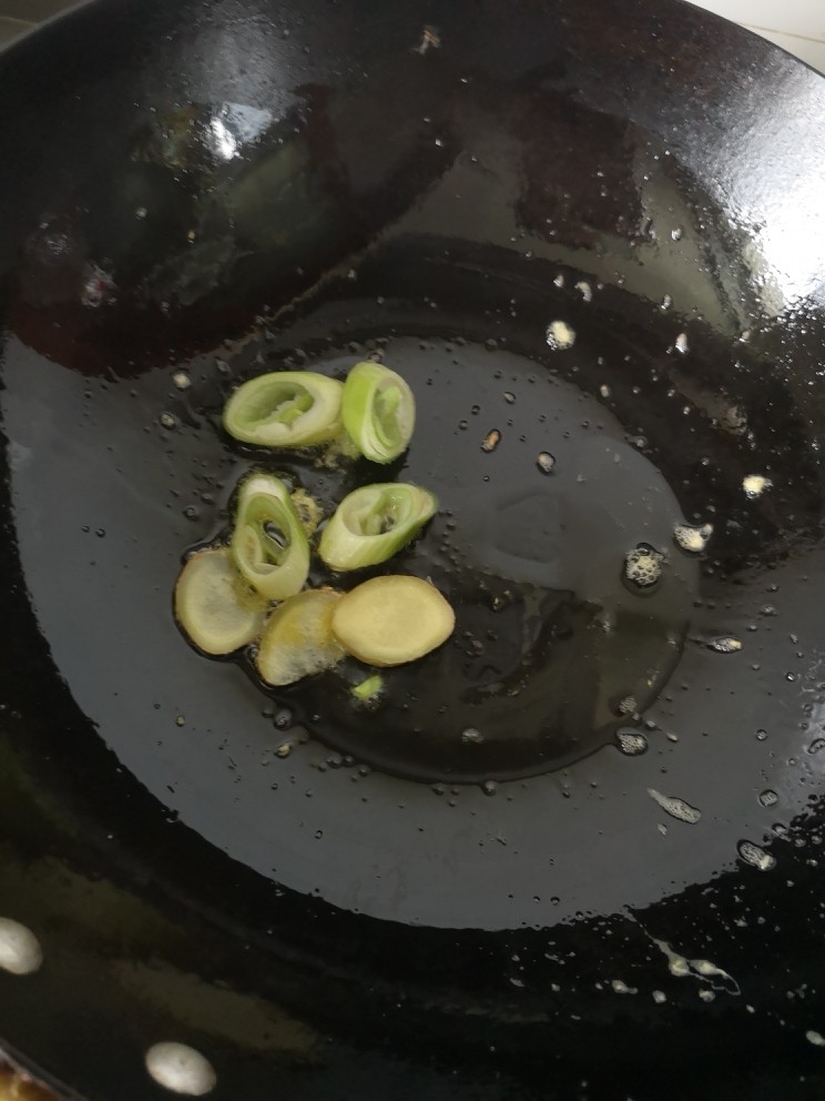 洋葱炒蛋,锅里放少许油
下葱<a style='color:red;display:inline-block;' href='/shicai/ 37'>姜</a>炒香