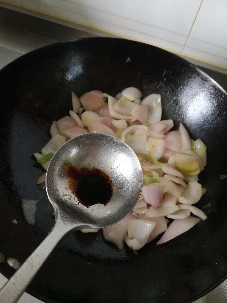 洋葱炒蛋,少许<a style='color:red;display:inline-block;' href='/shicai/ 788'>生抽</a>