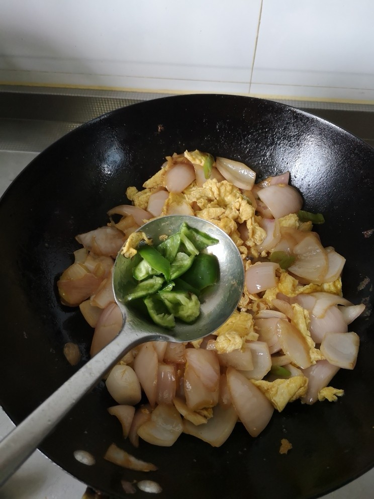 洋葱炒蛋,放入<a style='color:red;display:inline-block;' href='/shicai/ 61'>青椒</a>炒熟