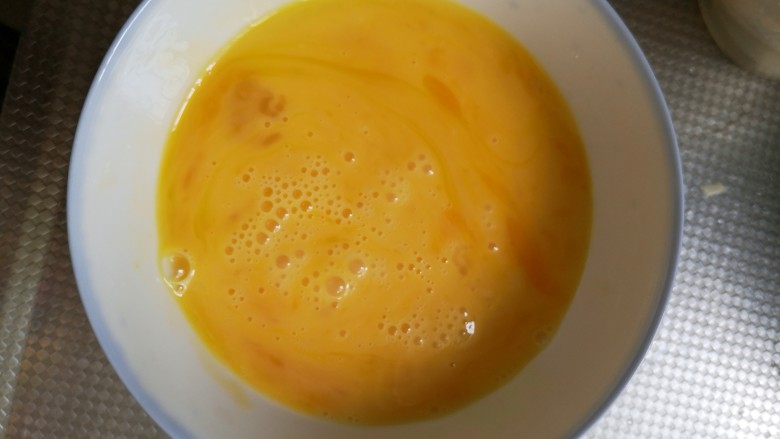 洋葱炒蛋,<a style='color:red;display:inline-block;' href='/shicai/ 9'>鸡蛋</a>加<a style='color:red;display:inline-block;' href='/shicai/ 718'>料酒</a>，少许盐
打散备用