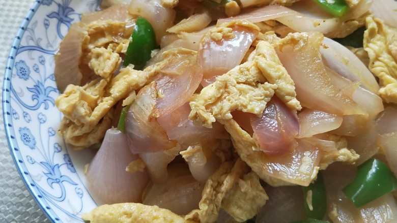 洋葱炒蛋,洋葱生的都能吃
所以这个菜最好控制在3—5分钟左右
