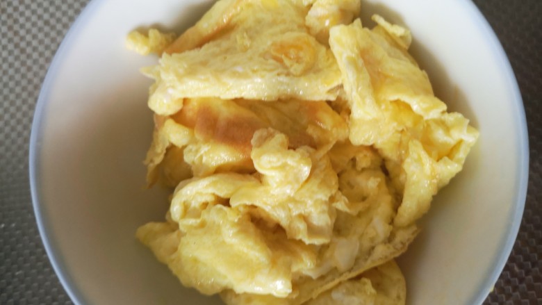 洋葱炒蛋,下蛋液迅速划散
盛出备用