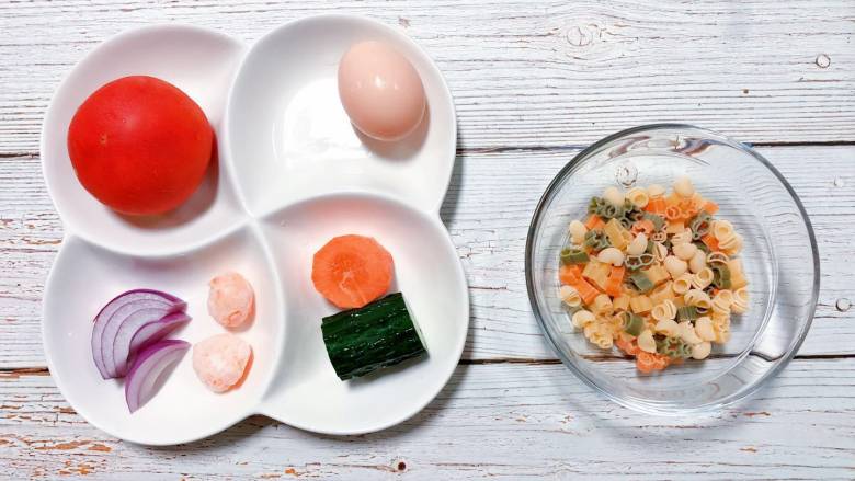 【宝宝辅食】蛋包意面,准备食材:宝宝意面 适量、鸡蛋 1个、西红柿 1个、洋葱 适量、胡萝卜 1小段、黄瓜 1小段、自制芝士虾丸