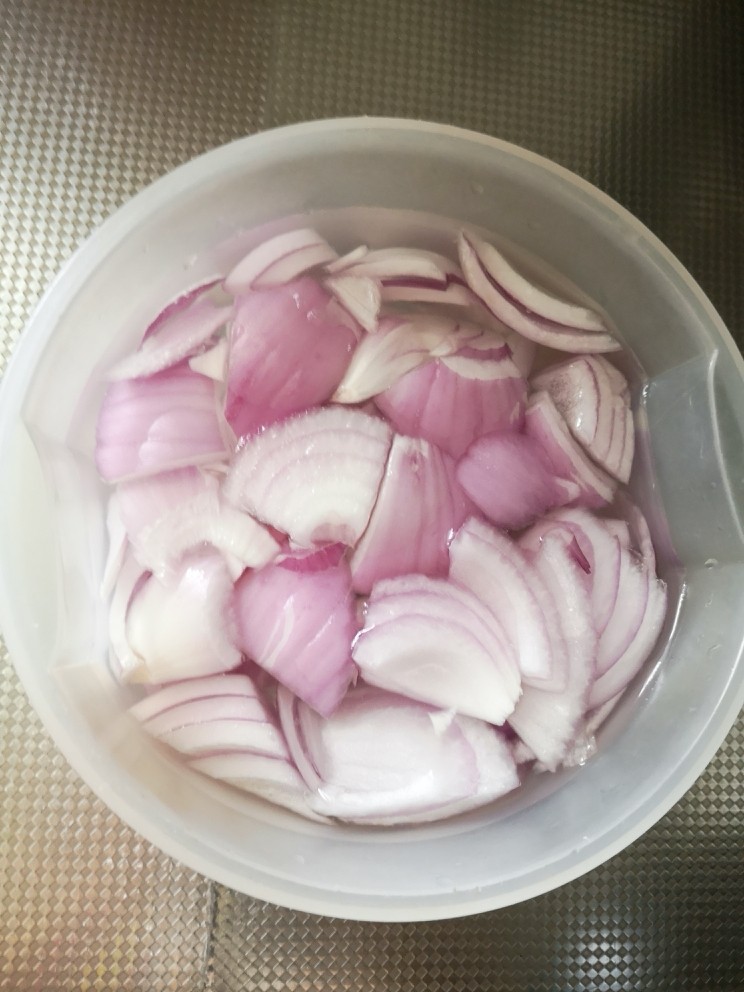 洋葱炒蛋,<a style='color:red;display:inline-block;' href='/shicai/ 29'>洋<a style='color:red;display:inline-block;' href='/shicai/ 3250'>葱</a></a>切块浸泡洗净