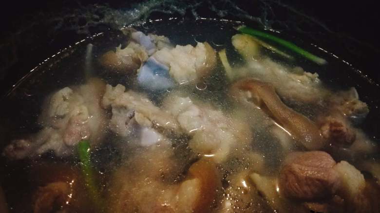 营养又美容的黄豆焖猪蹄,去掉煮出来的白沫,去葱去姜,猪手沥干净水