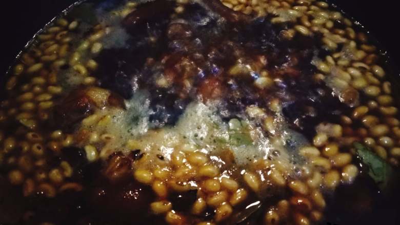 营养又美容的黄豆焖猪蹄,加入开水,到2/3锅体左右