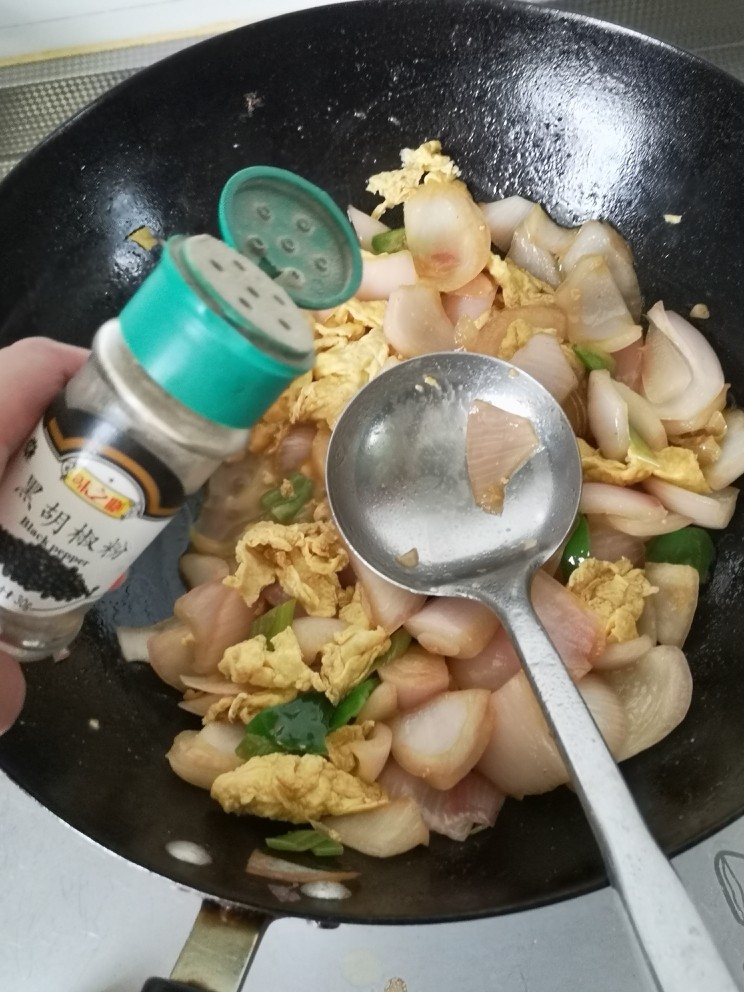 洋葱炒蛋,最后撒上胡椒