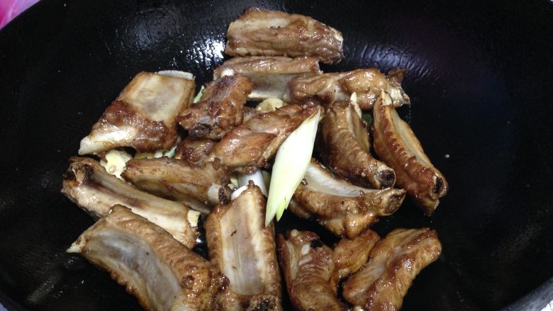 糖醋排骨,
倒入排骨炒匀,烹黄酒去腥