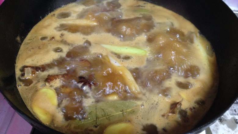 糖醋排骨,
大火煮开后改中小火炖煮(大概需要20分钟左右)