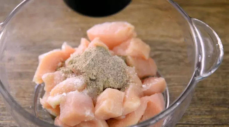 自制看球小零嘴,健康美味——劲爆鸡米花,倒入盐、料酒、胡椒粉,拌匀腌制10分钟