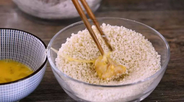 自制看球小零嘴,健康美味——劲爆鸡米花,鸡蛋打匀,鸡丁先过蛋液,再拍上一层面包糠