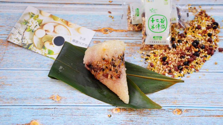 十二谷米蜜枣粽,四角粽子分层包的,看着就很有食欲,糯米粘粘的,吃起来两种口味,还有蜜枣的甜,超级喜欢