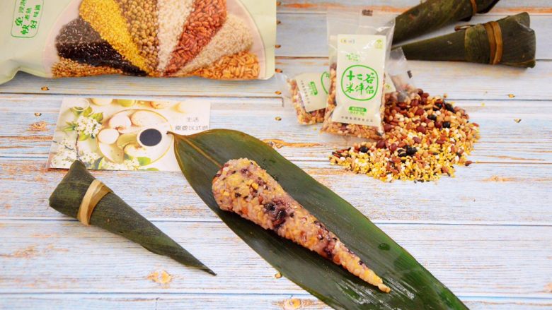 十二谷米蜜枣粽,煮出来的粽子一股粽叶的清香,闻着都特别香,粽子出货后,稍稍放晾就可以吃啦,这个是锥形粽,小巧玲珑