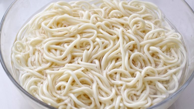 肉丝炒面,煮约七八分熟捞出过凉水,然后沥水备用