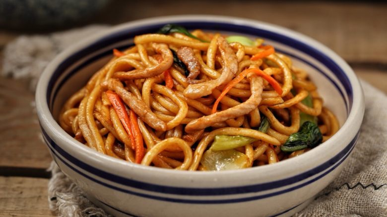 肉丝炒面,一道色香味俱全的青菜肉丝炒面就做好了,超级好吃哦!