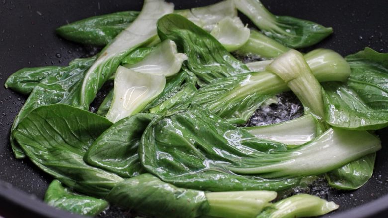 肉丝炒面,锅中继续添适量食用油烧热,放入洗净的<a style='color:red;display:inline-block;' href='/shicai/ 115'>油菜</a>翻炒变软