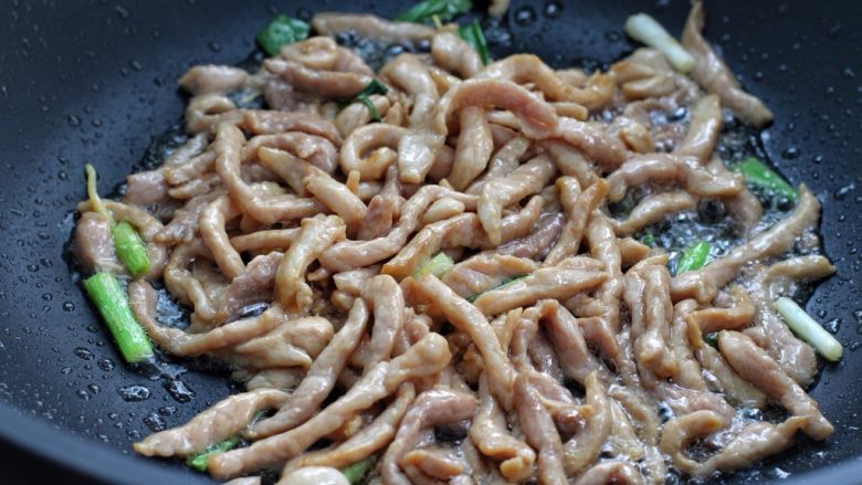 肉丝炒面,.再放入腌制好的肉丝划散,翻炒至发白断生状态盛出