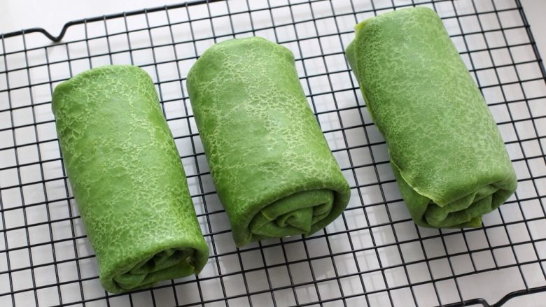 抹茶毛巾卷,将抹茶毛巾卷用保鲜膜包起来,放进冰箱冷冻室30分钟定型