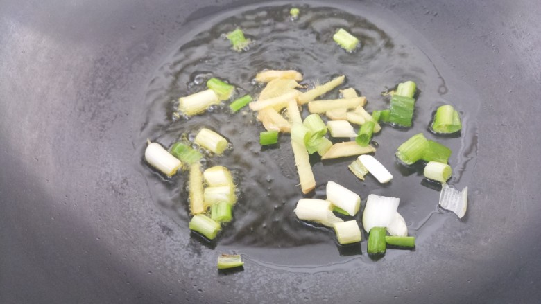 炒酸菜土豆丝,锅里热油,先把葱花和姜丝炒香。