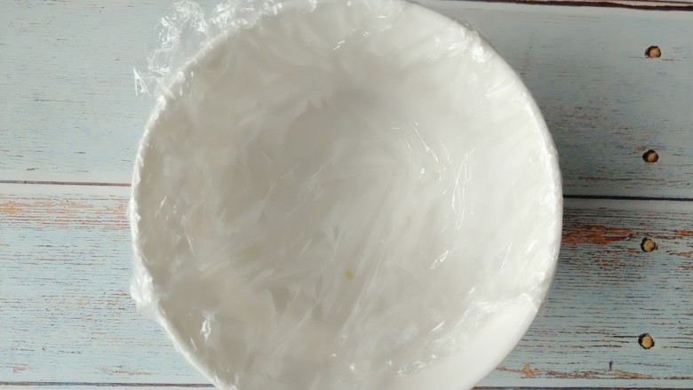 五香豆泥,找个小碗,铺上保鲜膜。