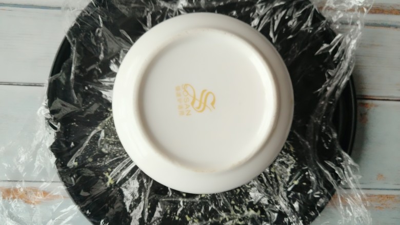 五香豆泥,直接倒扣在盘子上,把碗取下来,借助保鲜膜用手把豆泥塑形,表面抹平整,撤掉保鲜膜,家里有薄荷或迷迭香这类的可以简单装饰一下。