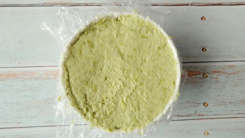 五香豆泥,把打好的豆泥盛到碗里,用刮刀抹平表面。