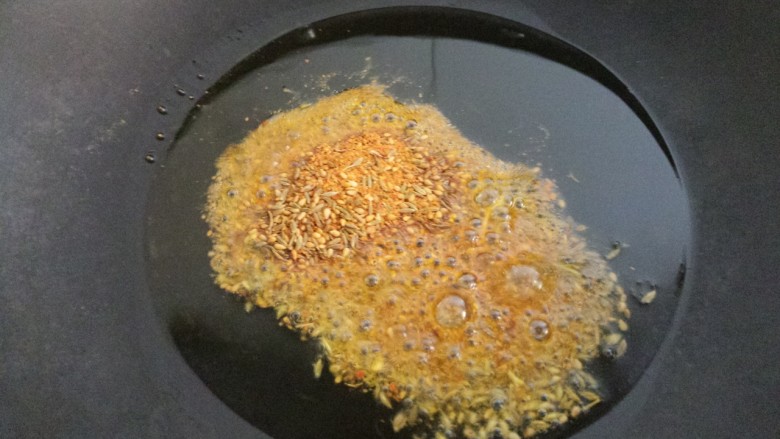 孜然香菜炒羊肉,锅里热油,先把烧烤料放进去炒香。