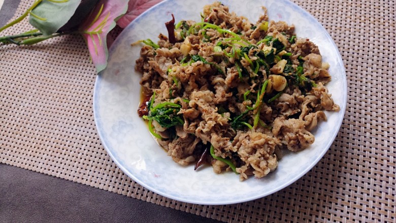 孜然香菜炒羊肉,装盘。