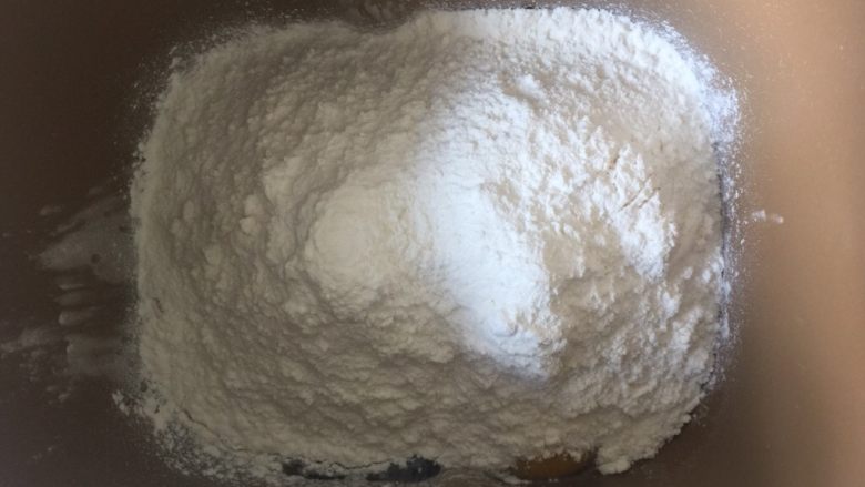 蜂蜜紫米蔓越莓吐司,加入高粉,启动揉面程序