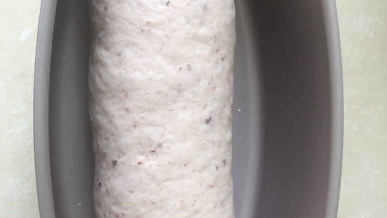 蜂蜜紫米蔓越莓吐司,放入乳酪模具中,二发36度湿度75%发酵40分钟