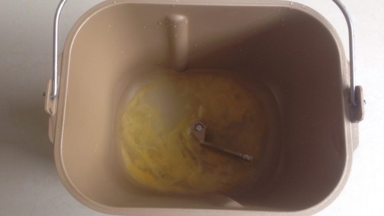 肉松手撕面包,水,蛋液,盐和糖倒入面包桶里。
