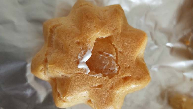 拔丝泡芙挞,泡芙完全冷却后，在底部用手指挖一个洞，用小圆孔的裱花嘴插入，在里面挤入打发好的奶油
