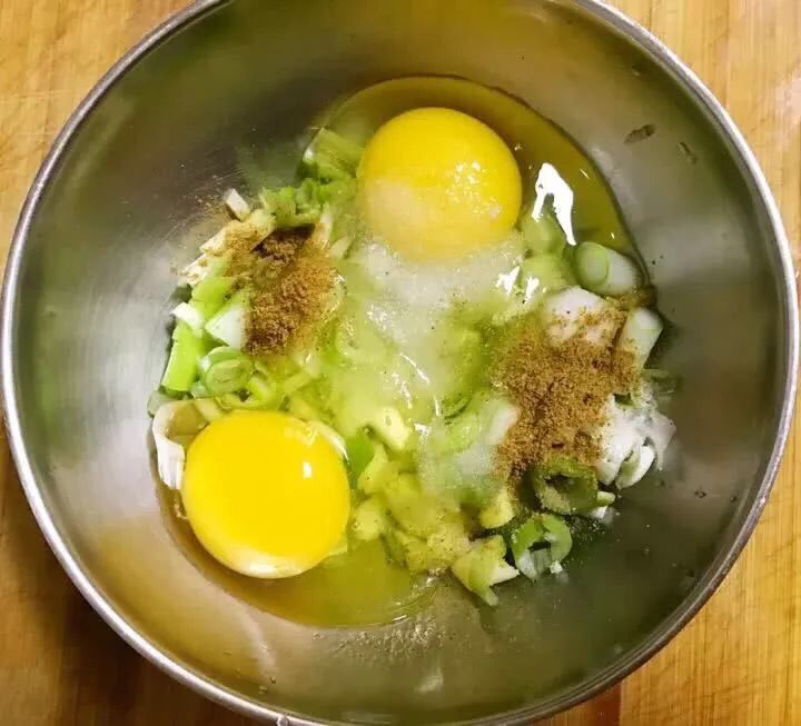 美味早餐馒头,打入两个鸡蛋(一个馒头一个鸡蛋就可以),加入适量的食盐和十三香