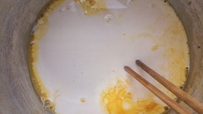 蛋奶吐司布丁,再加入牛奶和砂糖。
根据自己喜欢的甜度调整糖的用量。