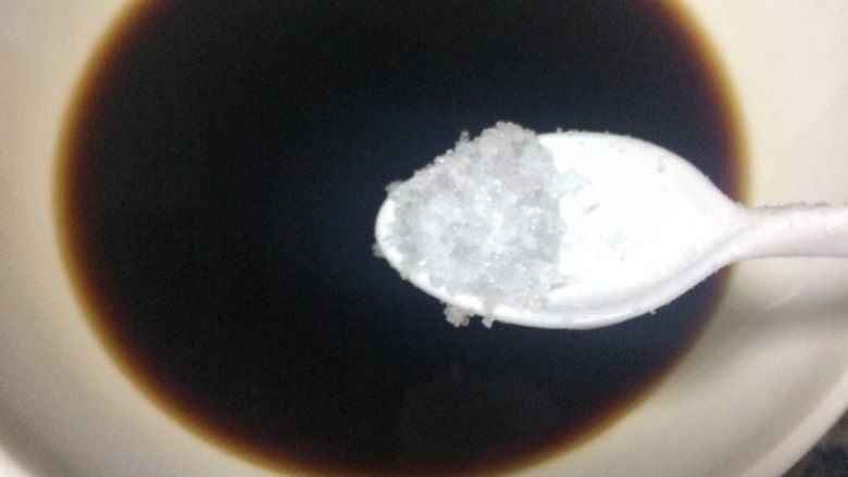 老醋红衣花生米,一点盐调味,不要放多了。