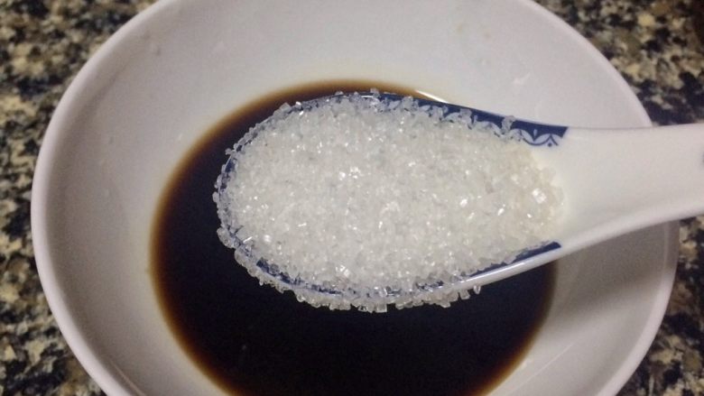 老醋红衣花生米,砂糖4汤匙。
我用的这个汤匙比较小,是平时喝汤用的普通陶瓷勺子。
小伙伴可以用大点的勺子量,只要将陈醋与砂糖的用量比例保持2:1即可。