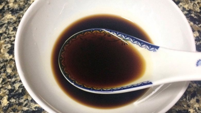 老醋红衣花生米,生抽与蚝油各1汤匙。
加蚝油能增加老醋汁的浓稠度。