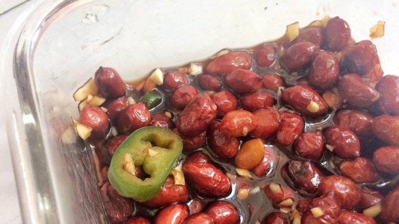 老醋红衣花生米,老醋汁与花生搅均匀。
拌好的花生放入冰箱冷藏一下,口感更香脆。